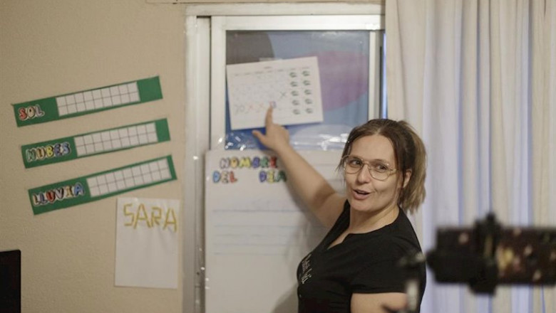 Una profesora de Educación Infantil graba con su móvil una clase para sus alumnos durante el confinamiento. | Eduardo Parra - Europa Press ep una profesora de educacion infantil graba con su movil una clase para sus alumnos durante el 20200518203104