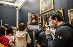 ep una sala del museo del louvre en paris