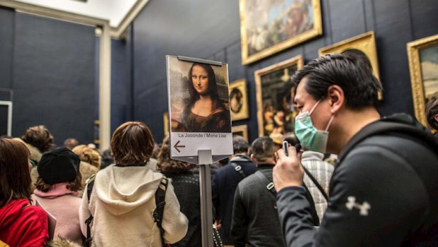 ep una sala del museo del louvre en paris