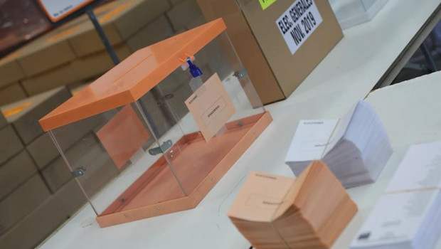 ep urnas cajas y papeletas en el centro logistico de las poximas elecciones generales del 10n en