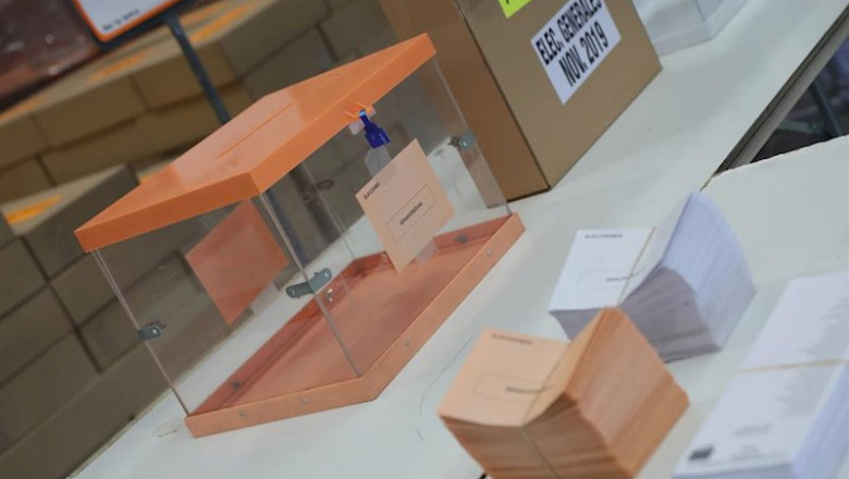 ep urnas cajas y papeletas en el centro logistico de las poximas elecciones generales del 10n en