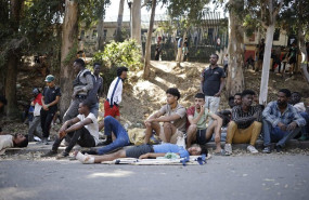 ep varias personas esperan a las puertas del centro de estancia temporal de inmigrantes ceti a 2 de ep varias personas esperan a las puertas del centro de estancia temporal de inmigrantes ceti a 2 de