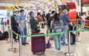 ep varias personas hacen fila con maletas en la terminal t4 del aeropuerto adolfo suarez