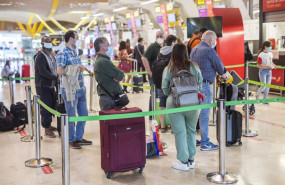 ep varias personas hacen fila con maletas en la terminal t4 del aeropuerto adolfo suarez