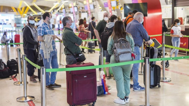ep varias personas hacen fila con maletas en la terminal t4 del aeropuerto adolfo suarez