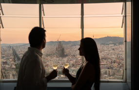 copa de cava junto al atardecer en barcelona en el mirador torre glories 2 1 1 1 20240808151232 