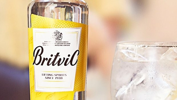 dl britvic bebidas bebidas mezcladores jugos efervescentes logo botella ftse 250 min