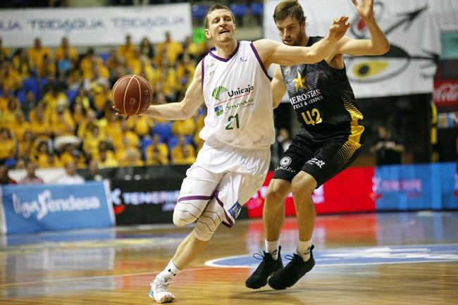 ep adam waczynski e aaron doornekamp iberostar tenerifeunicaja