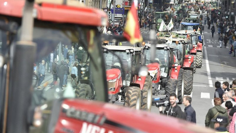 ep algunos de los tractores de la tractorada convocada para la jornada de hoy por agricultores y