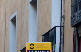 ep archivo   cartel de alquiler en un edificio en madrid espana