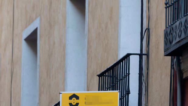 ep archivo   cartel de alquiler en un edificio en madrid espana