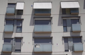ep archivo   cartel de se vende en el balcon de un piso de un edificio de madrid en una imagen de 20220313122703