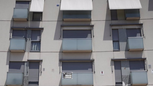 ep archivo   cartel de se vende en el balcon de un piso de un edificio de madrid en una imagen de 20220313122703