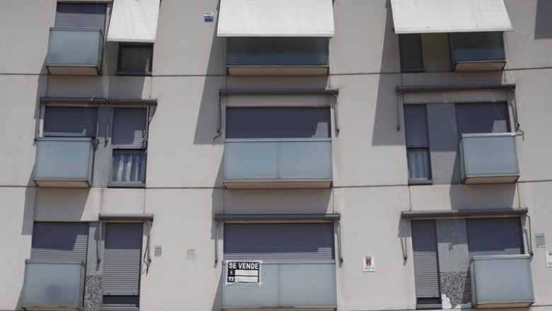 Archivo - Cartel de 'se vende' en el balcón de un piso de un edificio de Madrid, en una imagen de archivo. | Eduardo Parra - Europa Press - Archivo ep archivo cartel de se vende en el balcon de un piso de un edificio de madrid en una imagen de 20220313122703