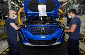 ep archivo   dos empleados de stellantis trabajan en la planta de vigo