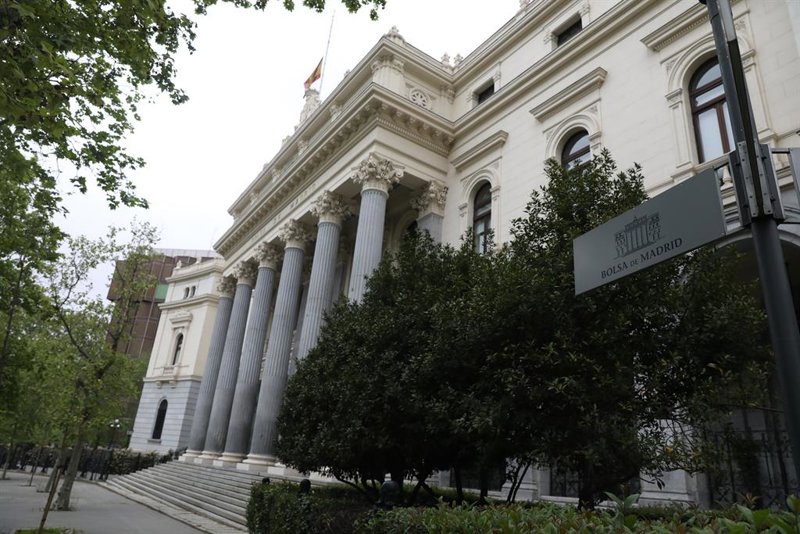 El Ibex avanza posiciones con Inditex y Amadeus a la cabeza y Repsol recortando