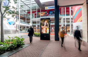 ep archivo pantalla de jcdecaux en un centro comercial ep archivo pantalla de jcdecaux en un centro comercial