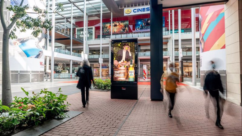 ep archivo pantalla de jcdecaux en un centro comercial ep archivo pantalla de jcdecaux en un centro comercial