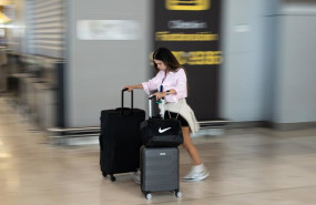 ep archivo   pasajera con varias maletas en el aeropuerto adolfo suarez madrid barajas