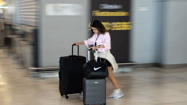 ep archivo   pasajera con varias maletas en el aeropuerto adolfo suarez madrid barajas