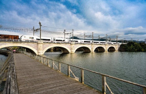 ep archivo   tren ice l de talgo cruzando el puente internacional entre irun espana y hendaya