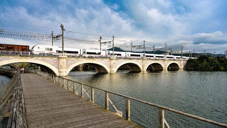 ep archivo tren ice l de talgo cruzando el puente internacional entre irun espana y hendaya ep archivo tren ice l de talgo cruzando el puente internacional entre irun espana y hendaya