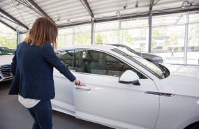 ep archivo   una mujer abre un coche en un concesionario