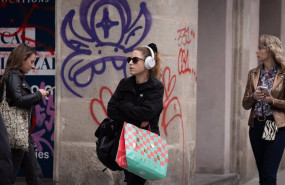 ep archivo   una mujer sujeta bolsas con compras durante la campana de navidad