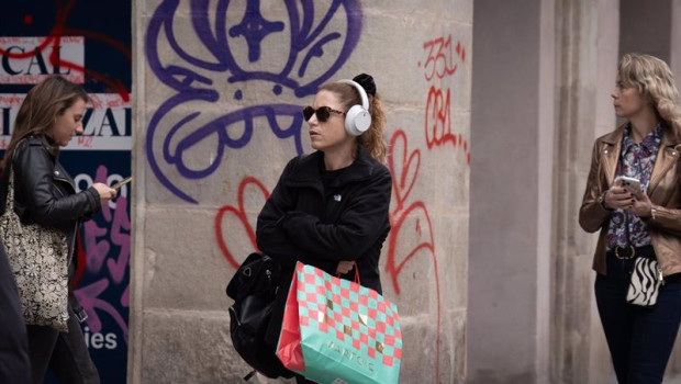 ep archivo   una mujer sujeta bolsas con compras durante la campana de navidad
