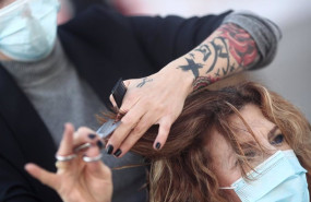 ep archivo   una peluquera corta el pelo a una mujer durante una concentracion frente al congreso el