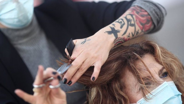 ep archivo   una peluquera corta el pelo a una mujer durante una concentracion frente al congreso el