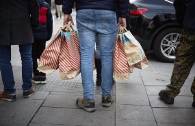 ep archivo   una persona con sus compras en una calle comercial de madrid