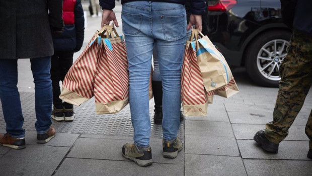 ep archivo   una persona con sus compras en una calle comercial de madrid