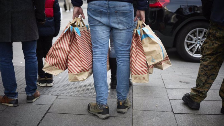 ep archivo una persona con sus compras en una calle comercial de madrid ep archivo una persona con sus compras en una calle comercial de madrid