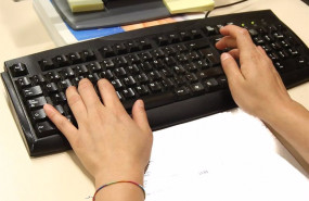 ep archivo unas manos escribiendo en un teclado de ordenador ep archivo unas manos escribiendo en un teclado de ordenador