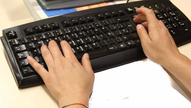 ep archivo unas manos escribiendo en un teclado de ordenador ep archivo unas manos escribiendo en un teclado de ordenador