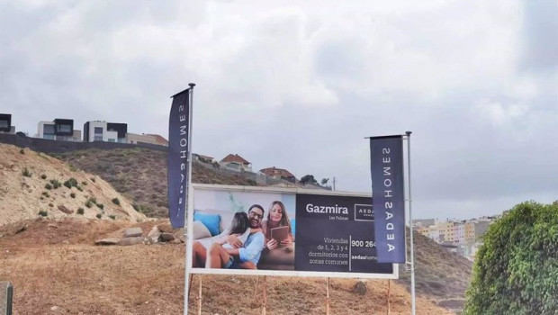 ep archivo   valla en la que se anuncia la primera promocion inmobiliaria de aedas homes en las