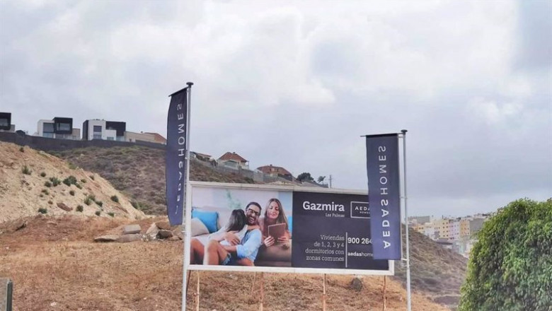 Archivo - Valla en la que se anuncia la primera promoción inmobiliaria de Aedas Homes en las islas Canarias, concretamente en Las Palmas de Gran Canaria | AEDAS HOMES - Archivo ep archivo valla en la que se anuncia la primera promocion inmobiliaria de aedas homes en las