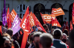 ep archivo   varias personas con banderas de distintos sindicatos participan en una concentracion