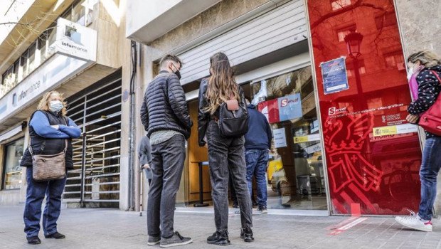 ep archivo   varias personas con cita previa esperan para entrar en una oficina del sepe en valencia