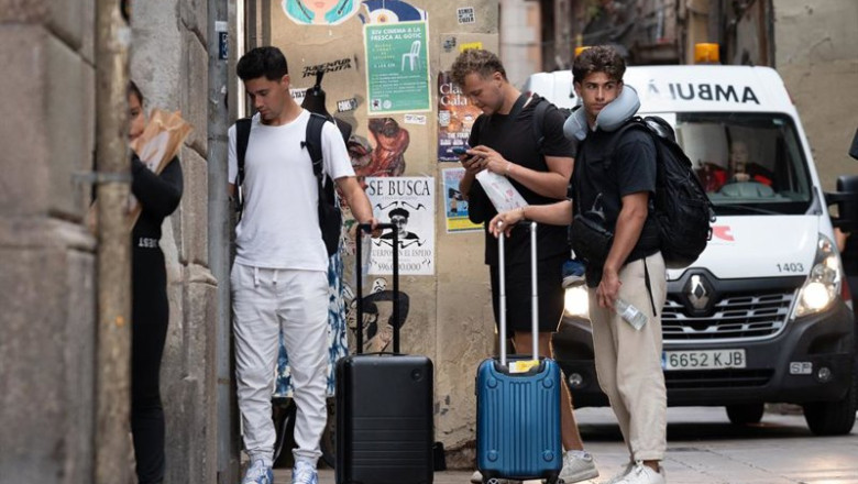 ep archivo   varias personas con maletas en el centro de barcelona a 17 de septiembre de 2024 en