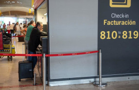 ep archivo   varias personas durante la facturacion de maletas en la t4 del aeropuerto adolfo suarez
