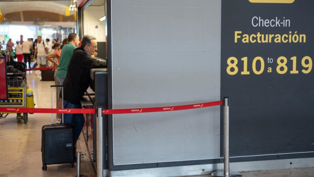 ep archivo   varias personas durante la facturacion de maletas en la t4 del aeropuerto adolfo suarez