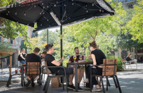 ep archivo   varias personas en la terraza de un bar 20260217112404