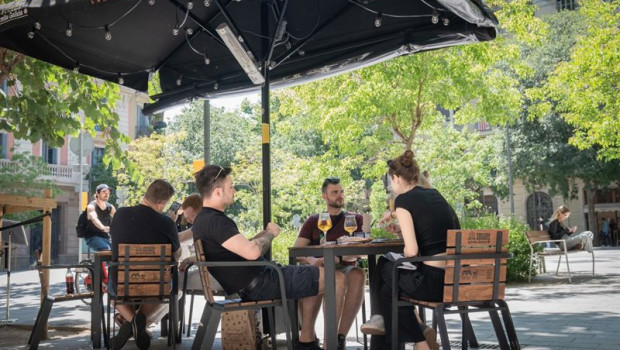 ep archivo   varias personas en la terraza de un bar 20260217112404