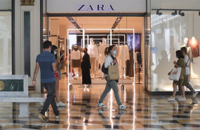 ep archivo varias personas pasan junto a una tienda zara en el centro plaza norte 2 la cupula de ep archivo varias personas pasan junto a una tienda zara en el centro plaza norte 2 la cupula de