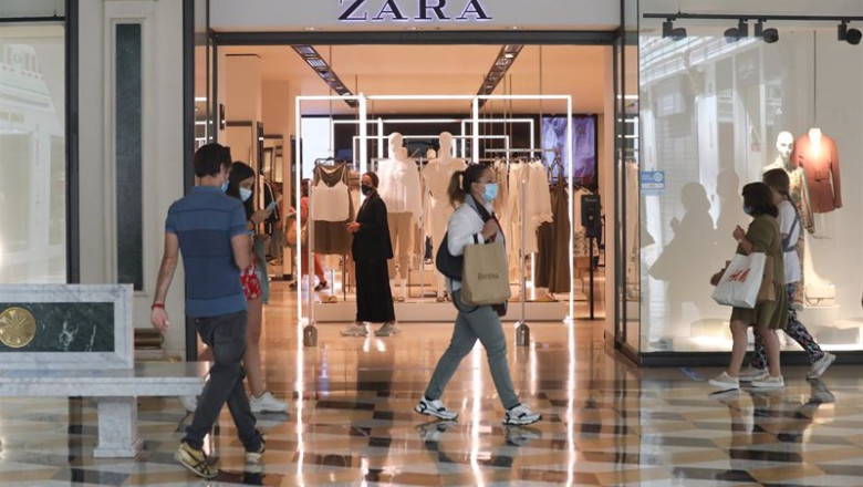 ep archivo varias personas pasan junto a una tienda zara en el centro plaza norte 2 la cupula de ep archivo varias personas pasan junto a una tienda zara en el centro plaza norte 2 la cupula de