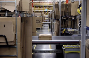 ep archivo   vista de una cinta mecanica y varias cajas de carton en las instalaciones de un centro