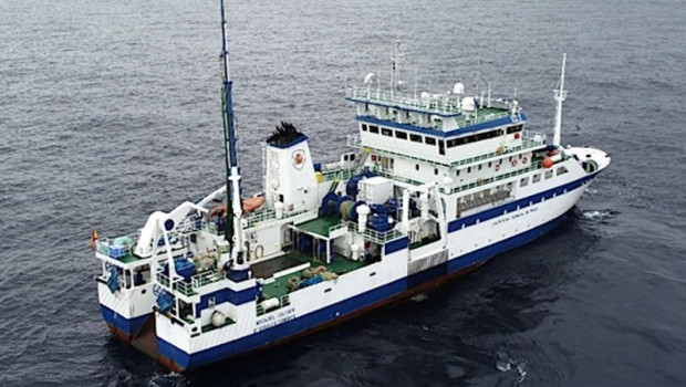 ep buque oceanografico espanol que investiga poblaciones pesqueras