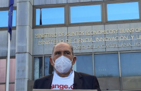 ep carlos san juan frente al ministerio de economia donde ha registrado las 600000 firmas recogidas